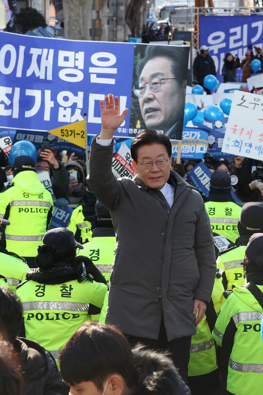 '위례·대장동 개발 의혹'과 관련해 검찰의 소환조사 통보를 받은 이재명 더불어민주당 대표가 지난 1월28일 오전 서울 서초구 서울중앙지방검찰청에 출석하기 전 지지자에게 인사하고 있다.<연합뉴스>